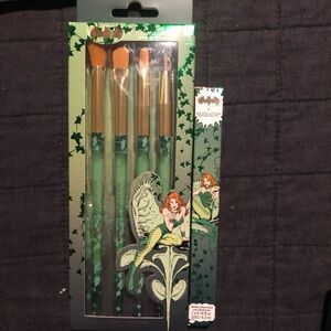 Revolution‎ Beauty DC Poison Ivy Makeup Brush Set and Mascara Duo Batman Green